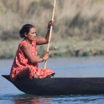 Frau auf Boot