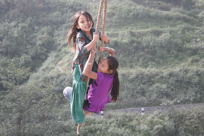 Kinder auf Nepalischaukel